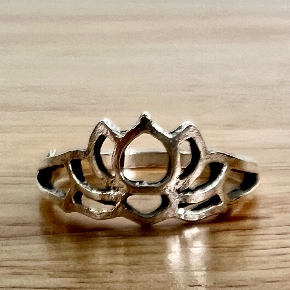 Distressed Silver Toned Open Lotus Flower Outline Ring, Women’s Size: 6.5